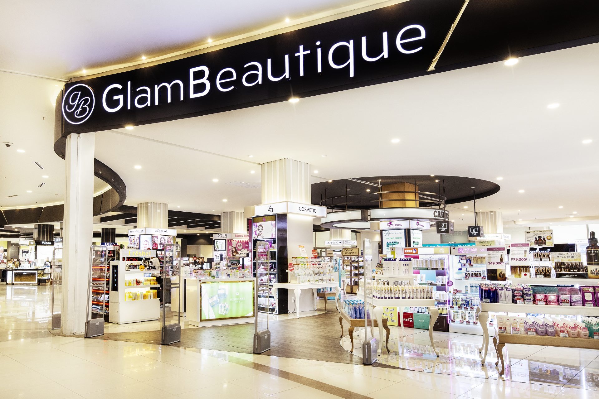 Cửa hàng Glam Beautique của AEON cung cấp đa dạng các sản phẩm như thực phẩm chức năng, mỹ phẩm, sản phẩm vệ sinh cá nhân,...