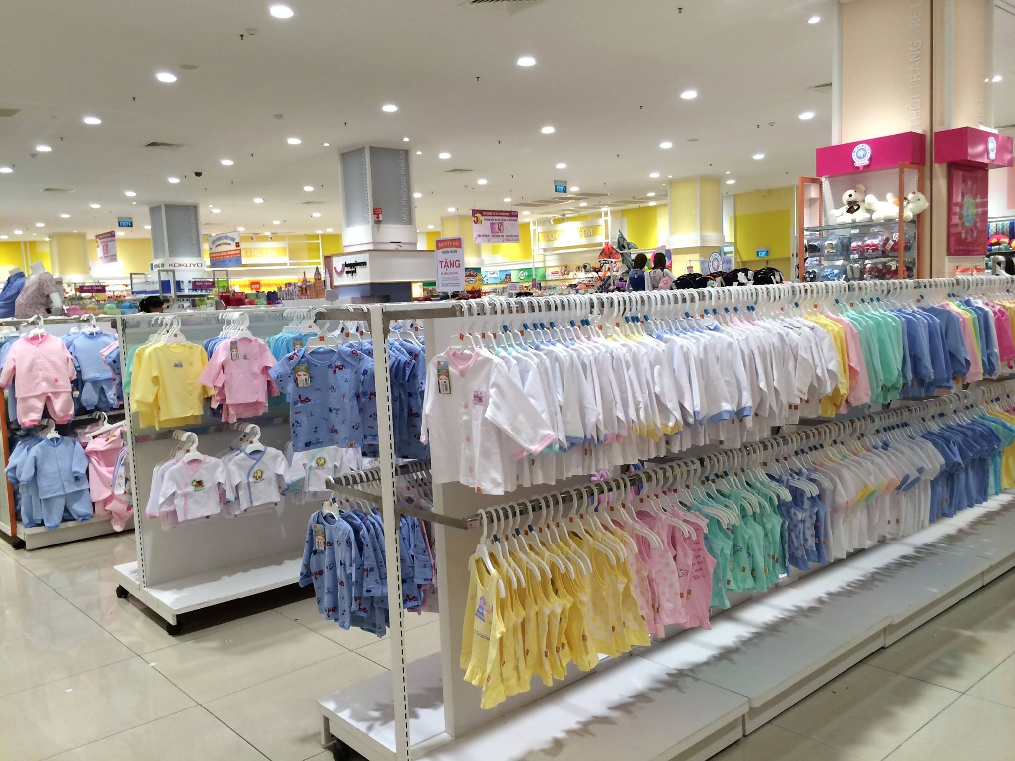 Khu vực quần áo trẻ em đa dạng các mặt hàng từ quần áo cho đến bộ đô ngủ ở nhà