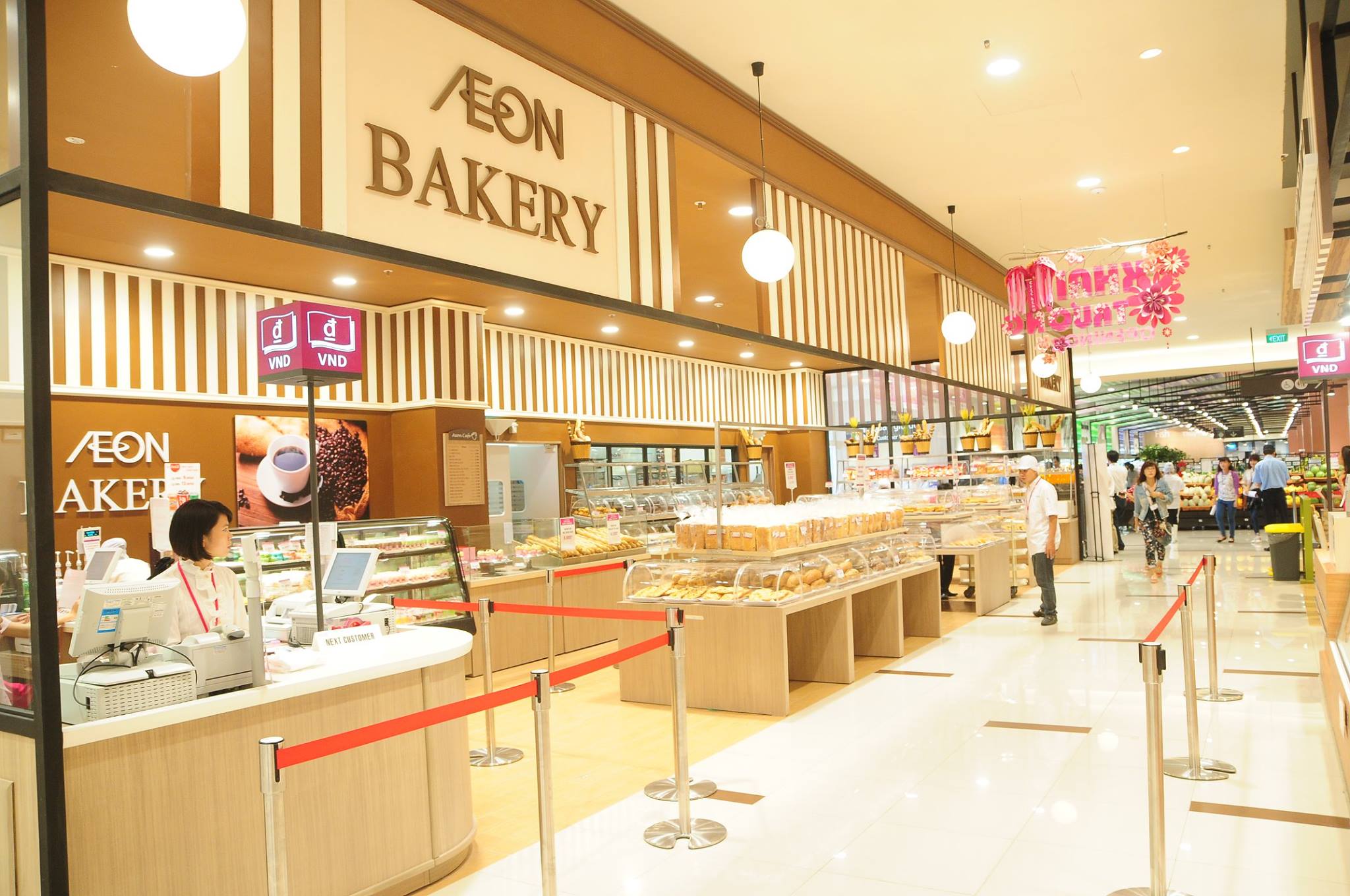 Quầy bánh ngọt tại khu vực ẩm thực của AEON trưng bày đa dạng các sản phẩm từ mặn đến ngọt