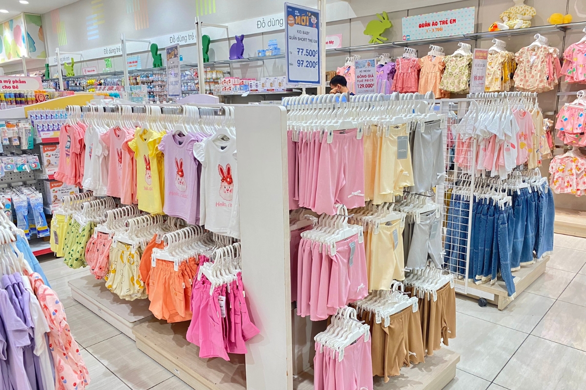 Tại siêu thị AEON, quần áo đa dạng màu sắc giúp cho các phụ huynh có thêm nhiều sự lựa chọn 
