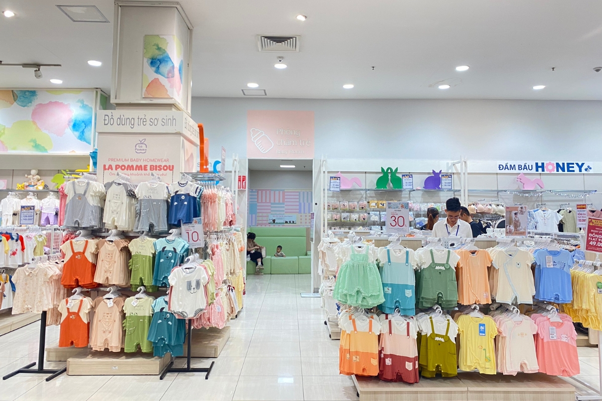 Các sản phẩm quần áo tại AEON đa dạng mẫu mã và màu sắc tươi sáng phù hợp với các bé