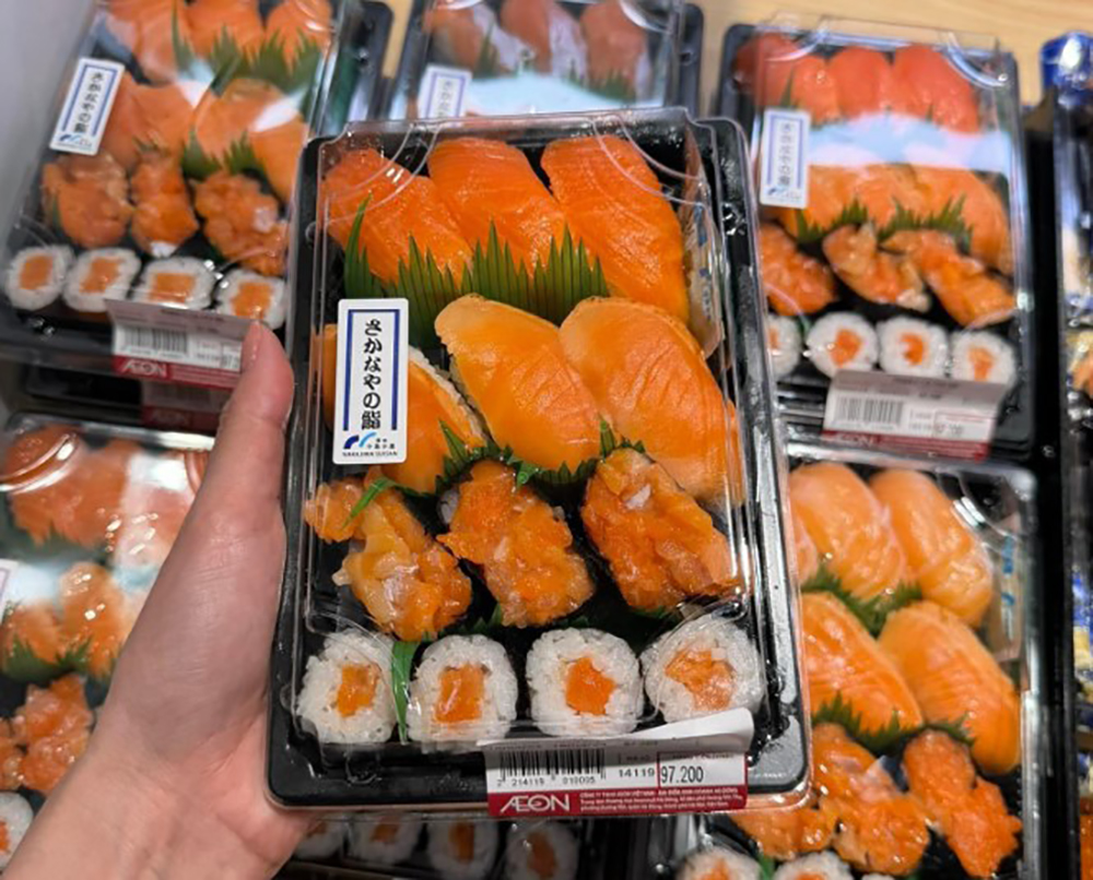 Sushi cá hồi luôn là sự lựa chọn hàng đầu của các thực khách “ghiền” sushi khi đến TTBHTH & Siêu thị AEON (Nguồn: Ngọc Hân)