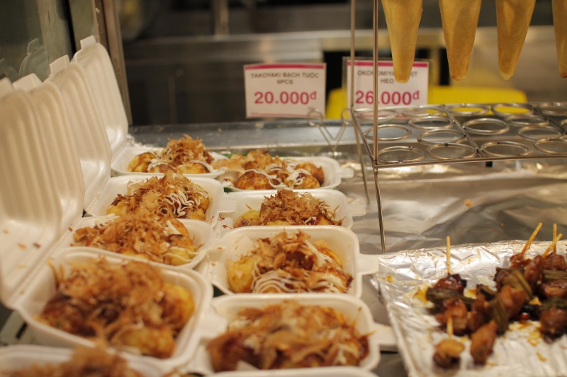 Takoyaki giòn rụm, nóng hổi tại quầy món Nhật tại khu vực AEON Delica